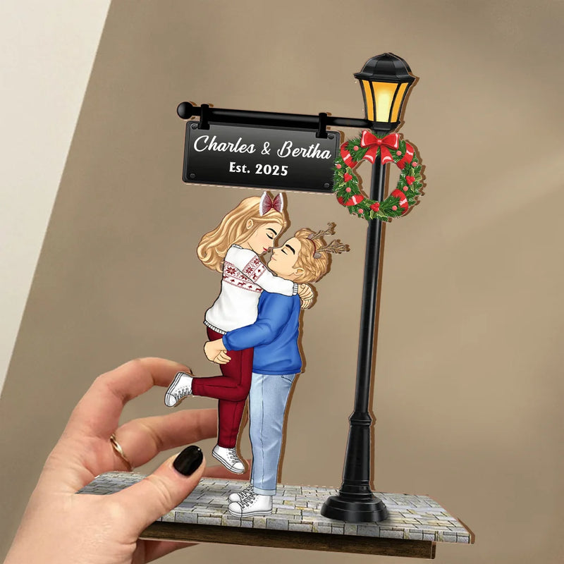 Old Couples,Gift For Husband,Gift For Wife,Gift For Boyfriend,Gift For Girlfriend,Love,Christmas,Non-Eng - Christmas Couple Kissing Under Lamp - Personalized Custom Shaped 2-Layered Wooden Plaque