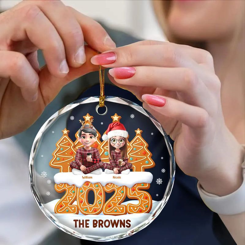 Family,Pet Lovers,Pet Mom,Pet Dad,Pet Couple,Dog Lovers,Dog Couple,Dog Mom,Dog Dad,Cat Lovers,Cat Mom,Cat Dad,Cat Couple,Happy,Christmas - Christmas Family Gingerbread 3D Effect - Personalized Circle Glass Ornament