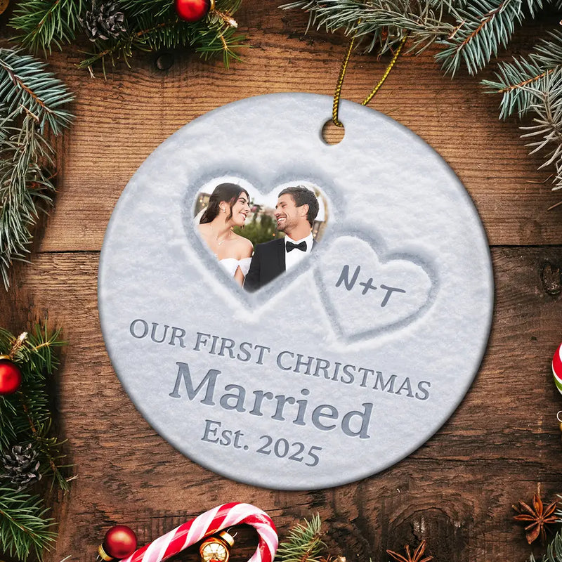Gift For Couples,Gift For Husband,Gift For Wife,Gift For Boyfriend,Gift For Girlfriend,Anniversary,Wedding Anniversary,Love,Custom Photo - Custom Photo The Year We Became Mr & Mrs Initial Letter - Personalized Circle Ceramic Ornament