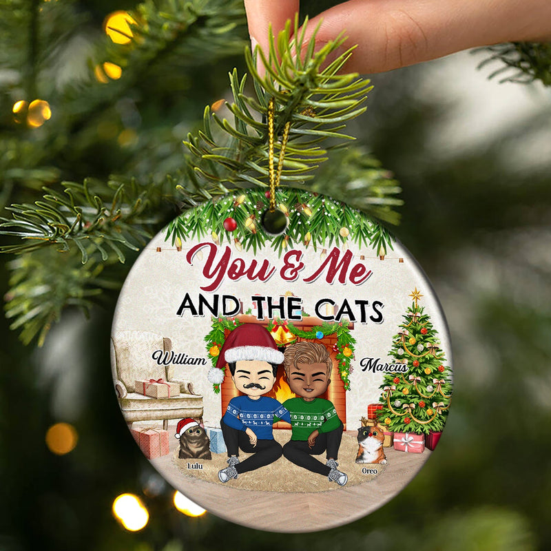 Couples toi et moi et les bébés à fourrure - Cadeau de Noël pour les amoureux des chiens et des chats - Ornement en céramique personnalisé en forme de cercle