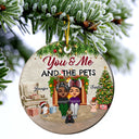 Couples toi et moi et les bébés à fourrure - Cadeau de Noël pour les amoureux des chiens et des chats - Ornement en céramique personnalisé en forme de cercle