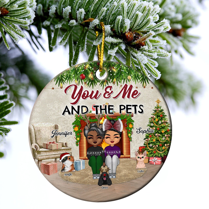 Couples toi et moi et les bébés à fourrure - Cadeau de Noël pour les amoureux des chiens et des chats - Ornement en céramique personnalisé en forme de cercle