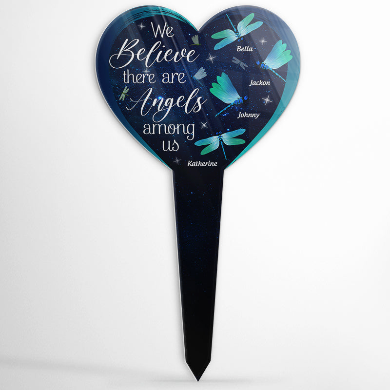 Libellule Nous croyons qu'il y a des anges parmi nous - Cadeau commémoratif - Plaque acrylique personnalisée en forme de cœur