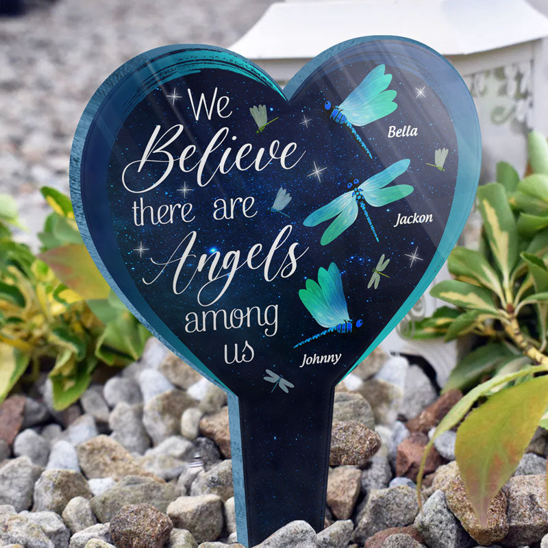 Libellule Nous croyons qu'il y a des anges parmi nous - Cadeau commémoratif - Plaque acrylique personnalisée en forme de cœur