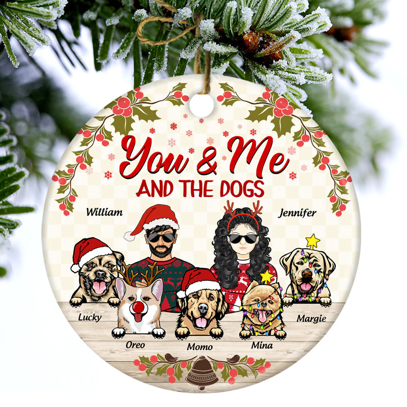 Toi, moi et les chiens - Cadeau de Noël pour les amoureux des chiens - Ornement en céramique personnalisé en forme de cercle
