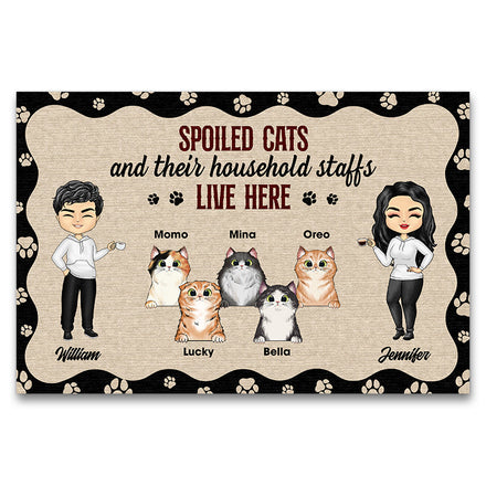 Couple chibi et chats gâtés vivent ici - Cadeau pour amoureux des chats - Paillasson personnalisé