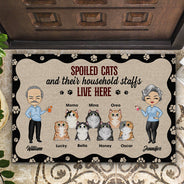 Couple chibi et chats gâtés vivent ici - Cadeau pour amoureux des chats - Paillasson personnalisé