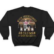 Ne sous-estimez jamais un vieil homme ! Cadeau pour papa chat, amoureux des chats ! T-shirt personnalisé