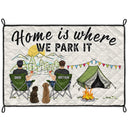 La maison est là où nous nous garons, toi, moi et les chiens - Cadeau pour les amateurs de camping - Couverture de pique-nique de camping imperméable personnalisée pour l'extérieur