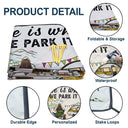 La maison est là où nous nous garons, toi, moi et les chiens - Cadeau pour les amateurs de camping - Couverture de pique-nique de camping imperméable personnalisée pour l'extérieur