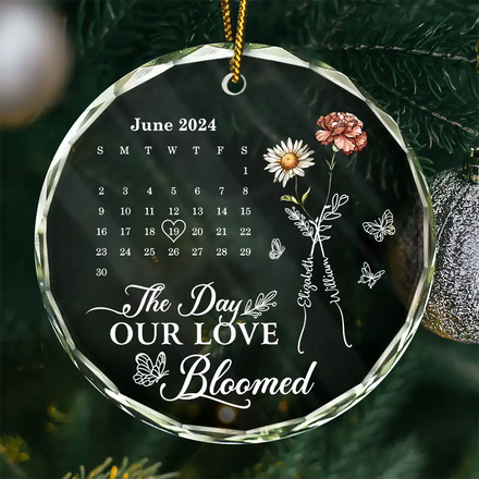 Fleurs de naissance avec calendrier Notre amour a fleuri - Ornement en verre rond personnalisé 