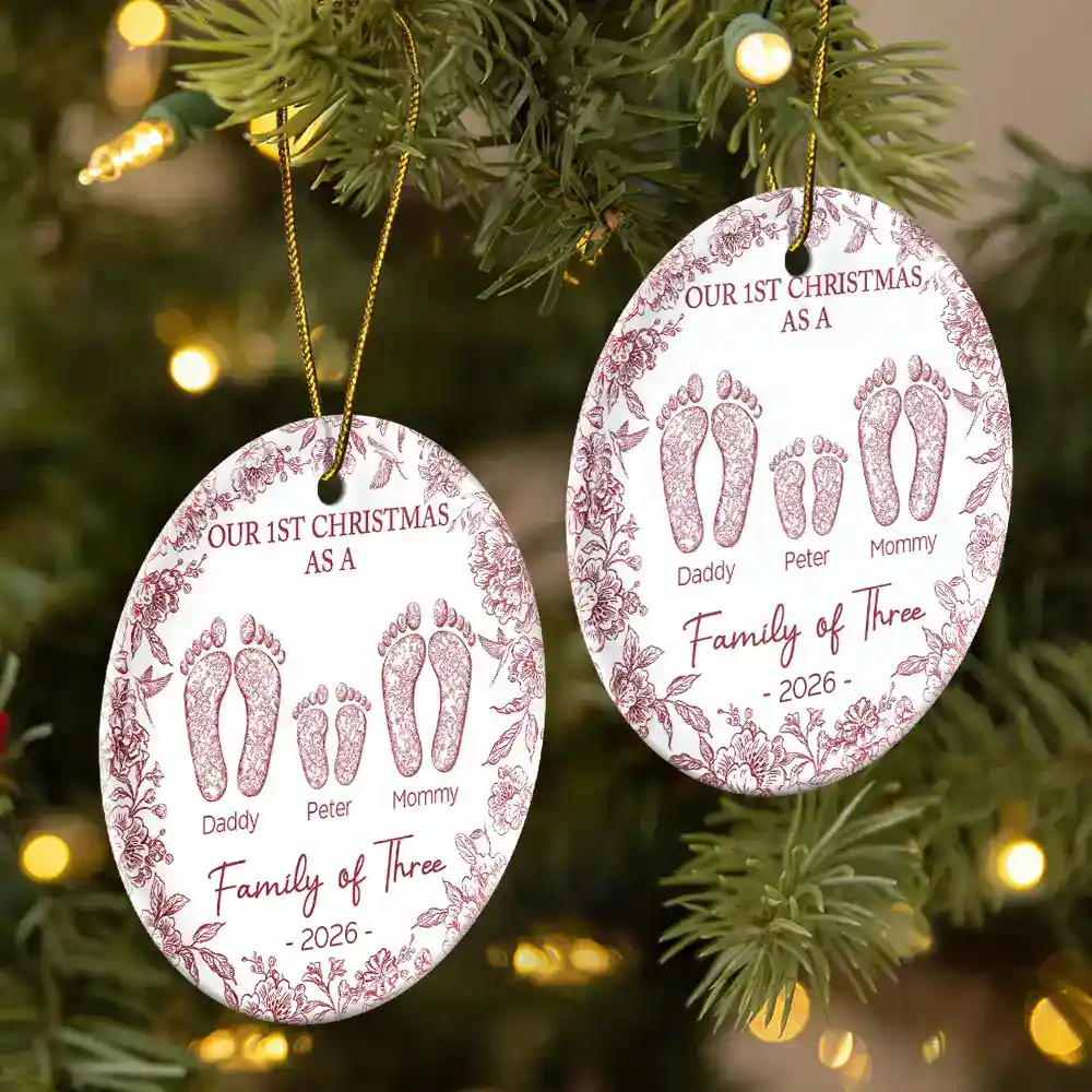 Premier Noël en famille de quatre personnes : Empreintes de pas en toile – Ornement en céramique rond personnalisé 