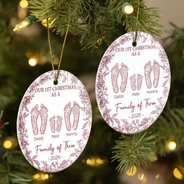 Premier Noël en famille de quatre personnes : Empreintes de pas en toile – Ornement en céramique rond personnalisé 