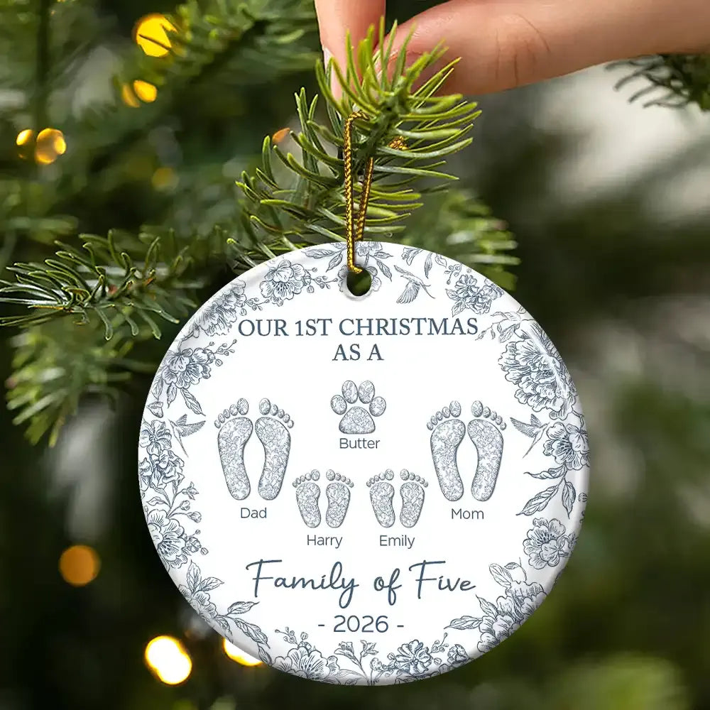 Premier Noël en famille de quatre personnes : Empreintes de pas en toile – Ornement en céramique rond personnalisé 