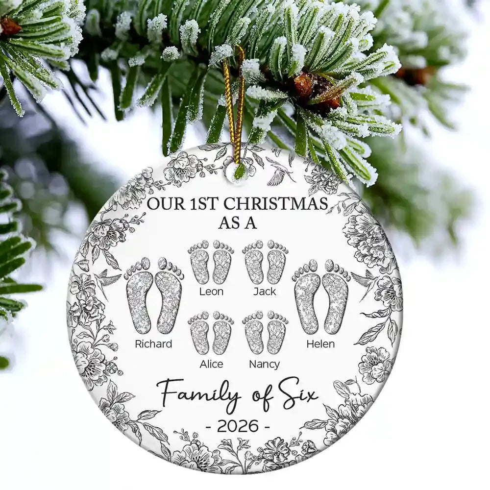 Premier Noël en famille de quatre personnes : Empreintes de pas en toile – Ornement en céramique rond personnalisé 