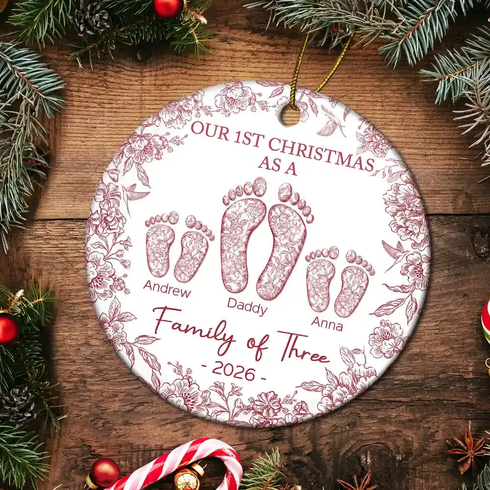 Premier Noël en famille de quatre personnes : Empreintes de pas en toile – Ornement en céramique rond personnalisé 