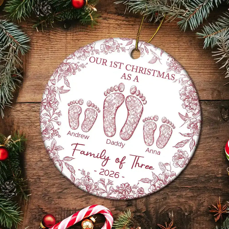 Premier Noël en famille de quatre personnes : Empreintes de pas en toile – Ornement en céramique rond personnalisé 