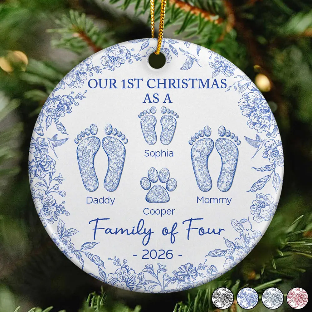 Premier Noël en famille de quatre personnes : Empreintes de pas en toile – Ornement en céramique rond personnalisé 