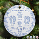 Premier Noël en famille de quatre personnes : Empreintes de pas en toile – Ornement en céramique rond personnalisé 