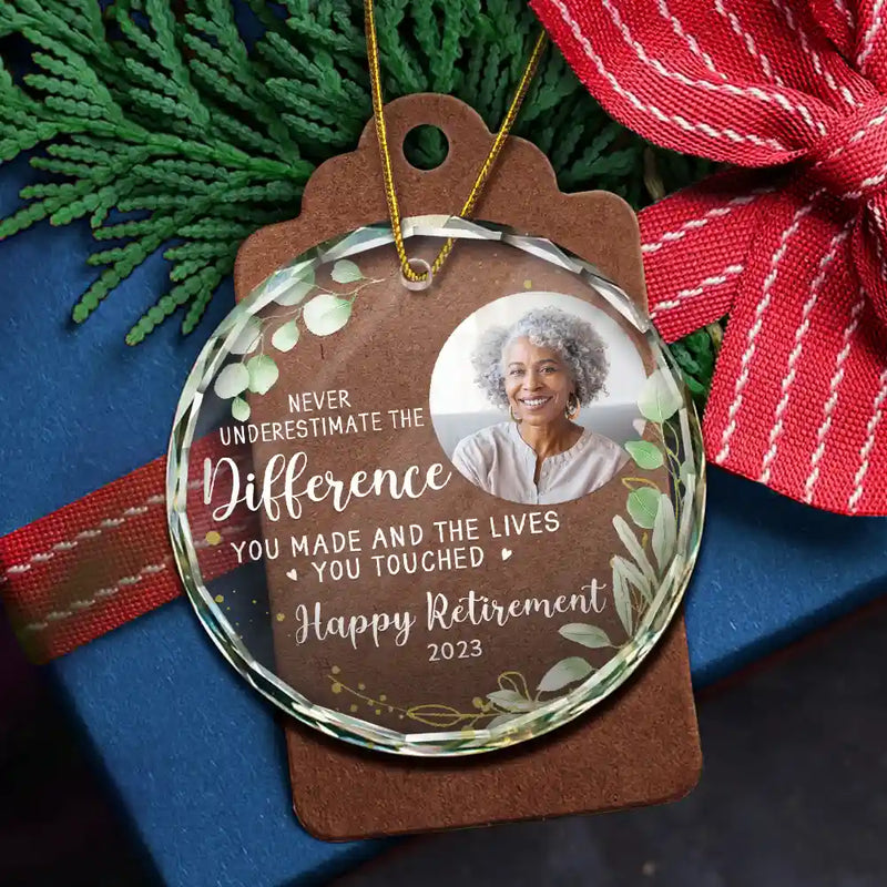 Happy,Retirement,Parents,Gift For Grandparents,Christmas - Custom Photo Never Underestimate The Difference You Made Retirement - Personalized Circle Glass Ornament