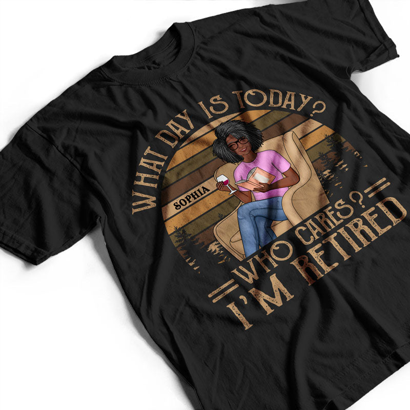 Quel jour sommes-nous aujourd'hui ? Qui s'en soucie ? Je suis à la retraite. En train de lire - Cadeau de retraite - T-shirt personnalisé