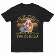 Quel jour sommes-nous aujourd'hui ? Qui s'en soucie ? Je suis à la retraite. En train de lire - Cadeau de retraite - T-shirt personnalisé