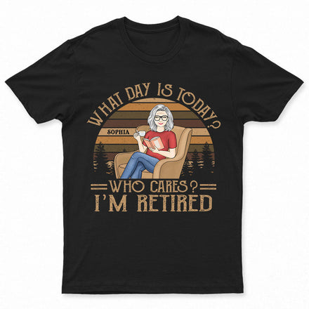 Quel jour sommes-nous aujourd'hui ? Qui s'en soucie ? Je suis à la retraite. En train de lire - Cadeau de retraite - T-shirt personnalisé