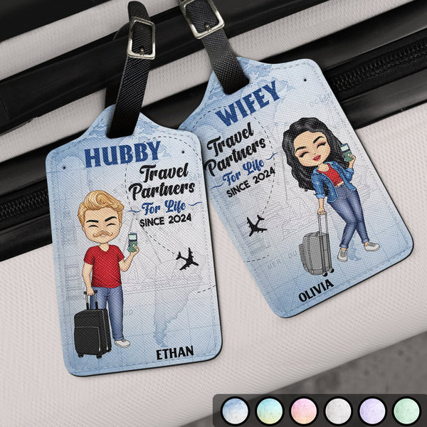 Couple de voyageurs chibi, mari et femme, partenaires de voyage pour la vie - Cadeau pour couples, cadeau de voyage - Combo personnalisé de 2 étiquettes de bagages