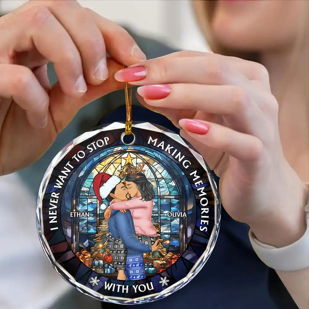 Christmas,Gift For Couples,Gift For Husband,Gift For Wife,Gift For Boyfriend,Gift For Girlfriend,Happy - Christmas Couple Kissing Stained Glass Making Memories - Personalized Circle Glass Ornament