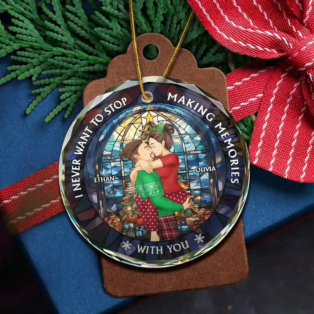 Christmas,Gift For Couples,Gift For Husband,Gift For Wife,Gift For Boyfriend,Gift For Girlfriend,Happy - Christmas Couple Kissing Stained Glass Making Memories - Personalized Circle Glass Ornament