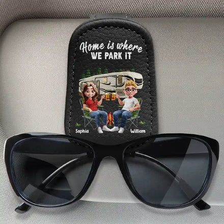 La maison est là où on la gare – Porte-lunettes de soleil personnalisé pour pare-soleil de voiture