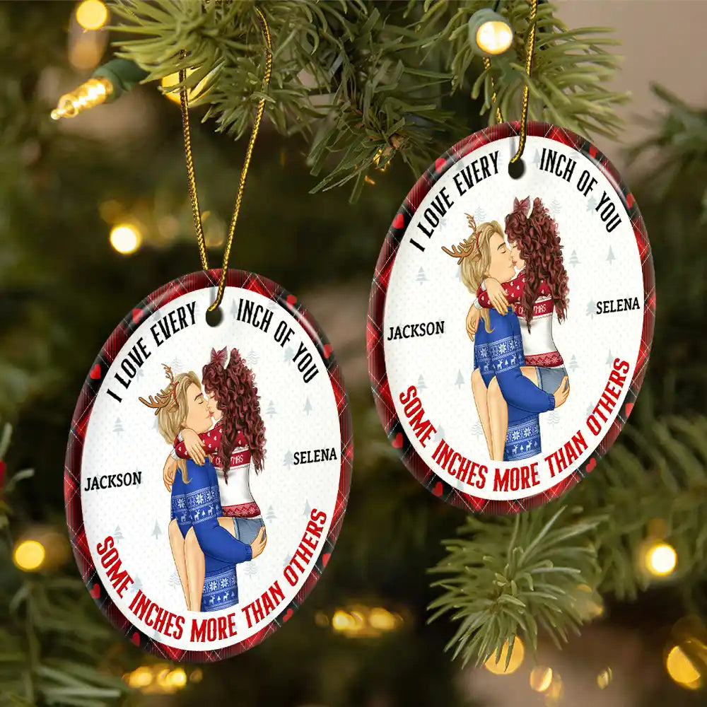 Couple de Noël qui vous aime jusqu'au bout des doigts - Ornement en céramique rond personnalisé 