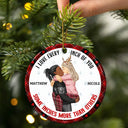 Couple de Noël qui vous aime jusqu'au bout des doigts - Ornement en céramique rond personnalisé 