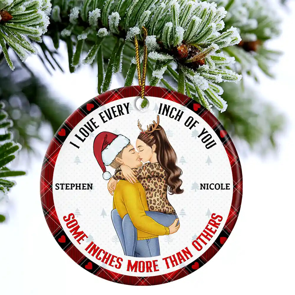 Couple de Noël qui vous aime jusqu'au bout des doigts - Ornement en céramique rond personnalisé 