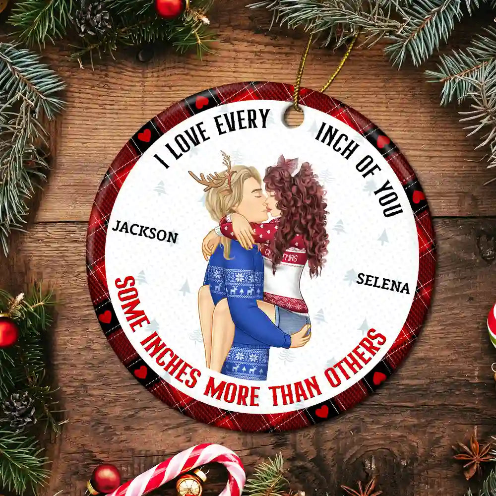 Couple de Noël qui vous aime jusqu'au bout des doigts - Ornement en céramique rond personnalisé 