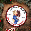 Couple de Noël qui vous aime jusqu'au bout des doigts - Ornement en céramique rond personnalisé 