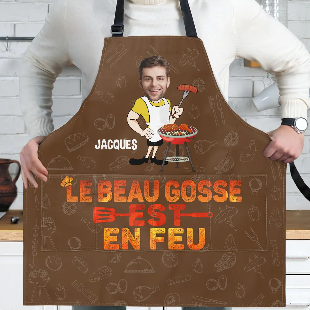 Gift For Husband,Gift For Boyfriend,Gift For Yourself,Gift For Men,Gift For Father,Dad's Hobby,Gift For Grandpa,Grandpa's Hobby,Grilling,French,Funny,French,Non-Eng,Icon - Le Beau Gosse Est En Feu - Tablier Personnalisé
