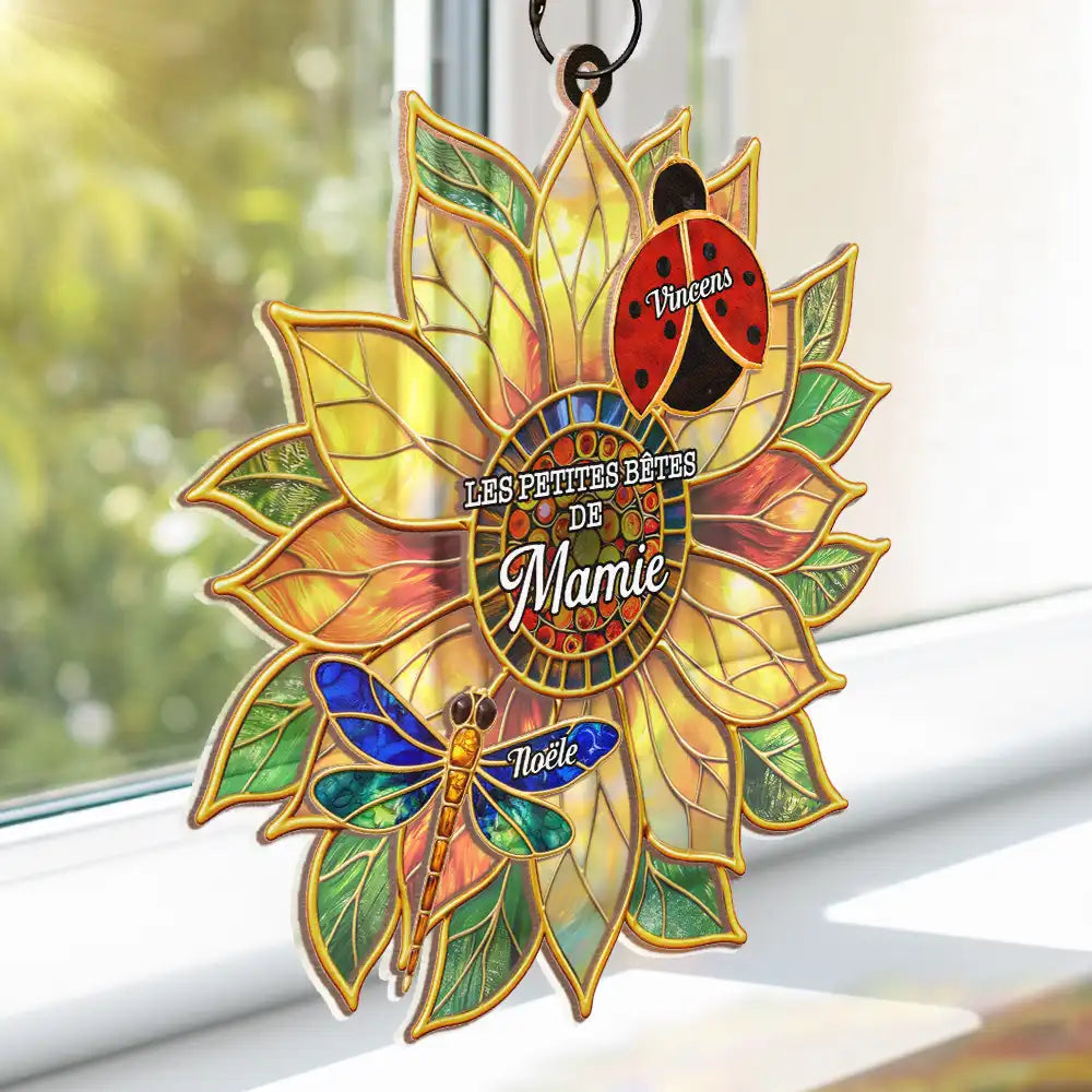 Gift For Wife,Gift For Yourself,Gift For Women,Parents,Gift For Mother,Gift For Grandma,Gift For Grandparents,French,Non-Eng,Icon,Proud - Les Petites Bêtes De Mamie Maman - Attrape-Soleil À Suspendre Personnalisé