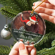 Photo personnalisée « Notre premier Noël fiancé » - Ornement en verre rond personnalisé 