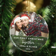 Photo personnalisée « Notre premier Noël fiancé » - Ornement en verre rond personnalisé 