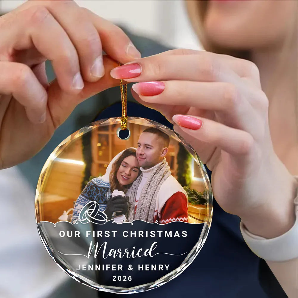 Photo personnalisée « Notre premier Noël fiancé » - Ornement en verre rond personnalisé 