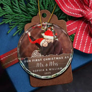 Photo personnalisée « Notre premier Noël fiancé » - Ornement en verre rond personnalisé 