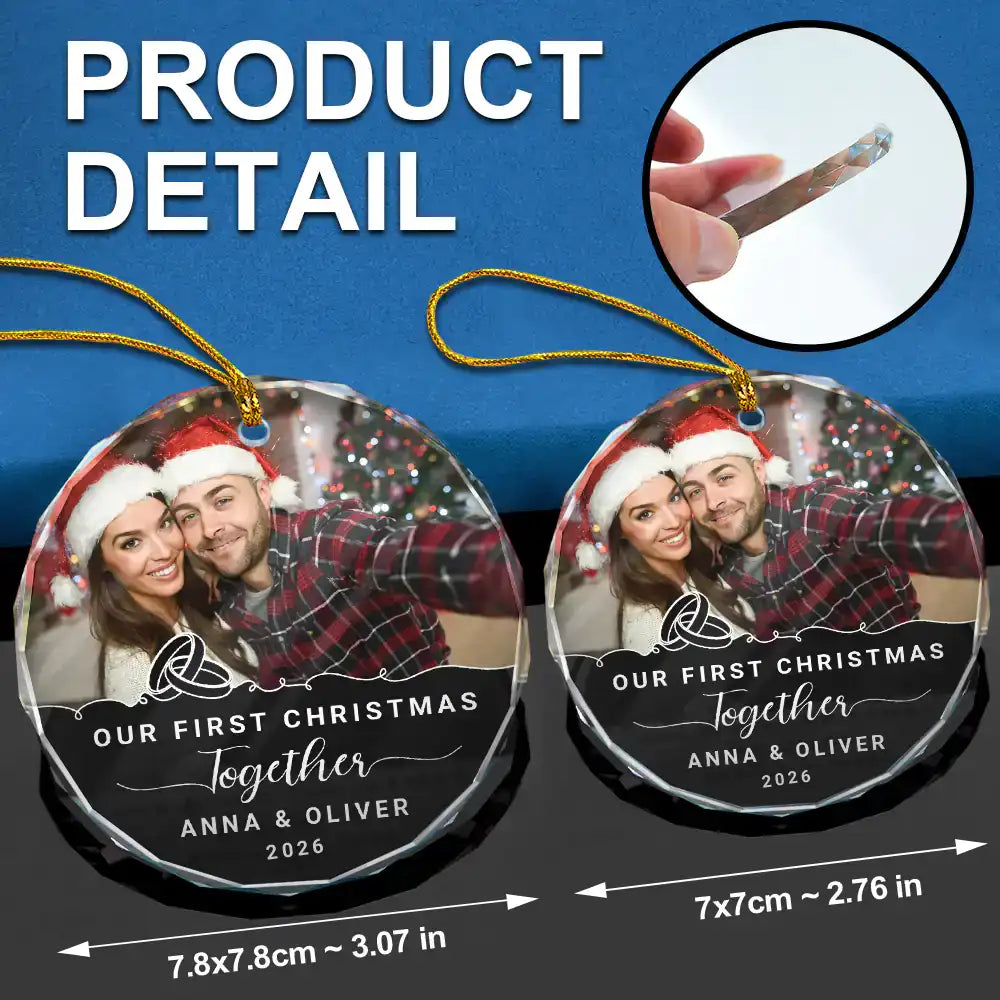 Photo personnalisée « Notre premier Noël fiancé » - Ornement en verre rond personnalisé 