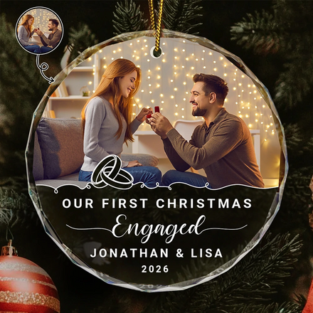 Photo personnalisée « Notre premier Noël fiancé » - Ornement en verre rond personnalisé 