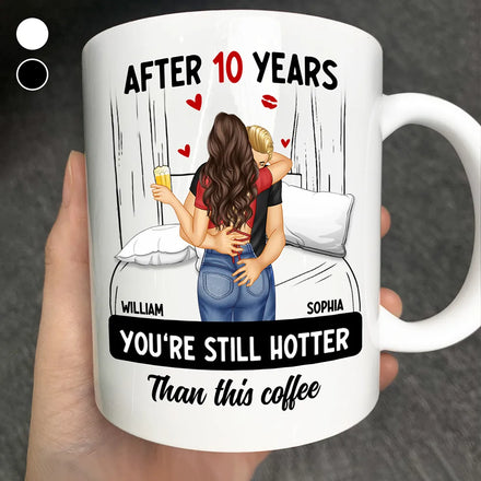 Un couple qui s'embrasse après des années, plus chaud que ce café - Tasse personnalisée