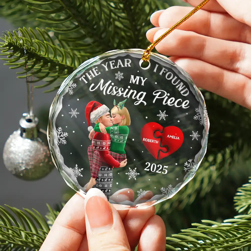 Love,Gift For Couples,Gift For Husband,Gift For Wife,Gift For Boyfriend,Gift For Girlfriend,Christmas - The Year I Found My Missing Piece Kissing Couples 3D - Personalized Glass Ornament
