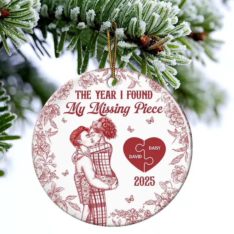 Love,Christmas,Gift For Wife,Gift For Husband,Gift For Couples,Gift For Boyfriend,Gift For Girlfriend - The Year I Found My Missing Piece Kissing Couples Toile - Personalized Circle Ceramic Ornament