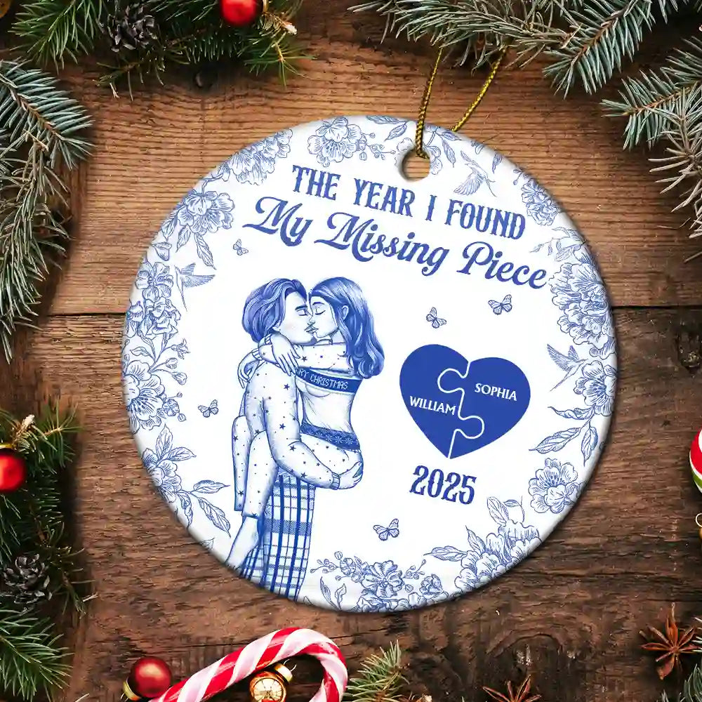 Love,Christmas,Gift For Wife,Gift For Husband,Gift For Couples,Gift For Boyfriend,Gift For Girlfriend - The Year I Found My Missing Piece Kissing Couples Toile - Personalized Circle Ceramic Ornament