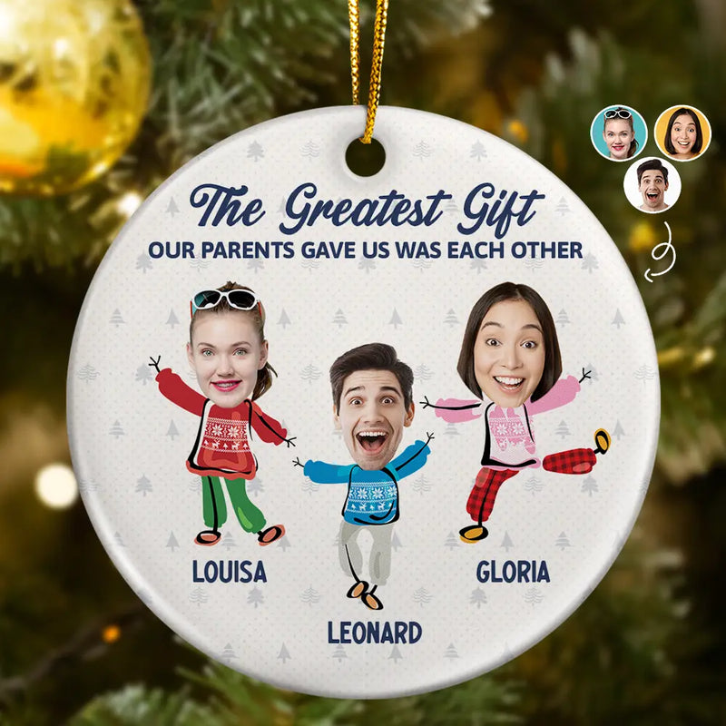 Family - Custom Photo The Greatest Gift Our Parents Gave Us Was Each Other Sisters Brothers - Personalized Circle Ceramic Ornament
