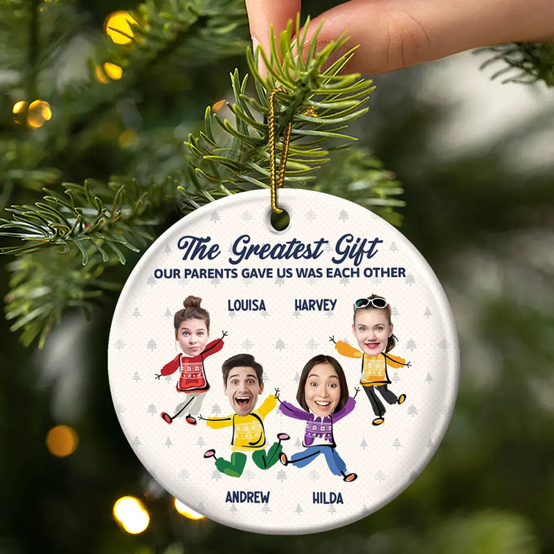 Family - Custom Photo The Greatest Gift Our Parents Gave Us Was Each Other Sisters Brothers - Personalized Circle Ceramic Ornament